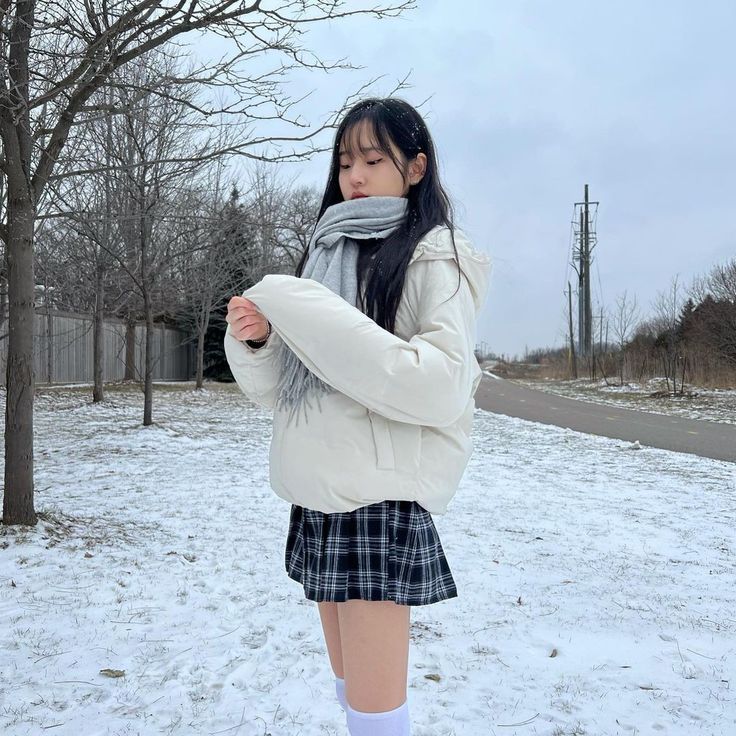 White Puffer Jacket Outfit Korean, White Puffer Jacket Outfit, Snow Clothes, Skirt Outfits Korean, Korean Style Winter, Puffer Outfit, Japan Outfits, White Puffer Jacket, Puffer Jacket Outfit