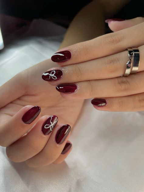 Fall Nails Coquette, Short Nail Designs Dark Red, Dark Red Bow Nails, Short Wine Nails, Red Nails Coquette, Dark Coquette Nails, Red Coquette Nails, Nail Inspo Coquette, Girly Coquette Aesthetic