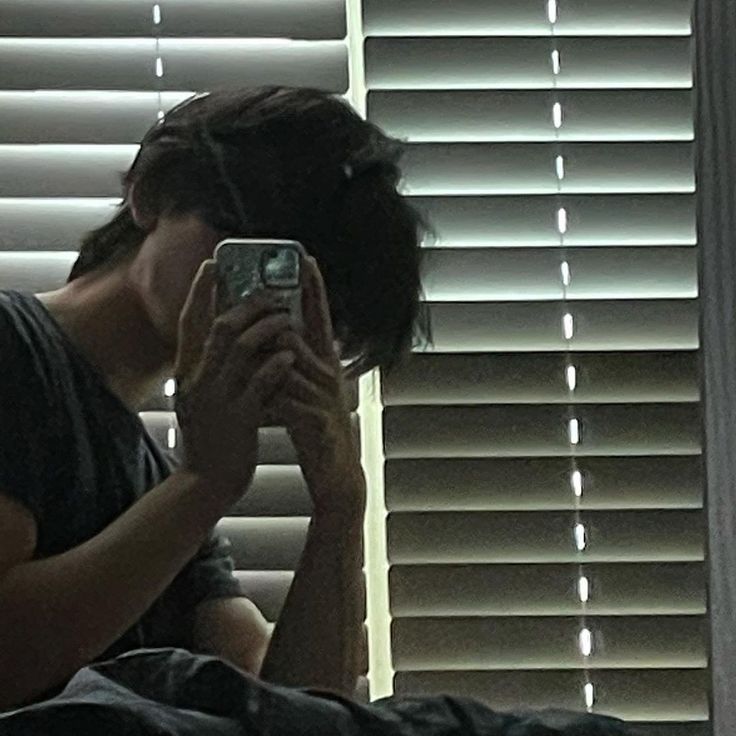 Insta Faceless Korean Boy, Boy Covered Face, Faceless Boy, Dark Boy Aesthetic, Boys Covering Face, Men Blonde Hair, Black Hair Boy, Futurisme Retro