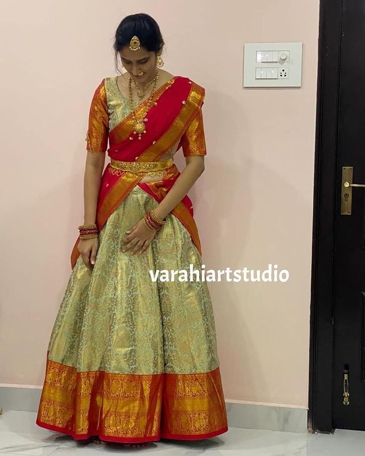 Red And Green Combination Pattu Sarees, Red Lehanga Combinations, Latest Langa Voni Designs, Half Saree Lehenga Color Combinations, Red And Green Lehenga, Langa Voni Half Saree, Designer Blouse Ideas, Blouse Designes, Indian Fits