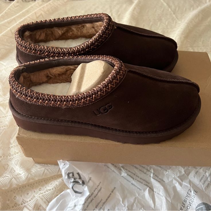 Brand New In Box Size 9 Tasman Uggs Colors, Fall Shoes Aesthetic, Brown Ugg Slippers, House Shoes Women's, Uggs Slippers, Brown Uggs, Cute Uggs, Tasman Slippers, Brown Slippers