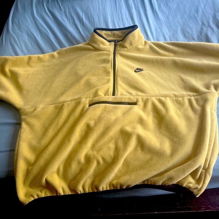 Size Xl Nike Cozy Winter Outerwear, Casual Nike Fleece Jacket, Casual Nike Tops With Pockets, Yellow Fleece Outerwear For Winter, Yellow Fleece Winter Outerwear, Yellow Fleece Outerwear For Fall, Nike Fall Sweatshirt With Pockets, Nike Sweatshirt With Pockets For Fall, Nike Crew Neck Outerwear For Fall