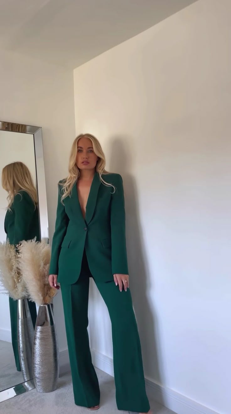 Dark Green Business Outfit, Emerald Green Womens Pant Suit, Women Green Suit Outfit, Green Pants Suit Women, Women’s Prom Suit, Green Graduation Outfit, Emerald Outfits For Women, Green Professional Outfit, Green Pantsuit Women