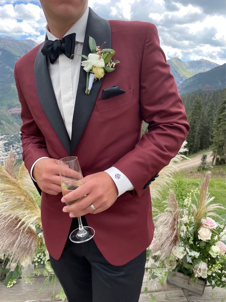 Suits Men Brown, Maroon Tuxedo, Bridesmaids Colors, Fall Groom, Suit Groomsmen, Court Outfit, Maroon Suit, Suit Prom, Red Tuxedo