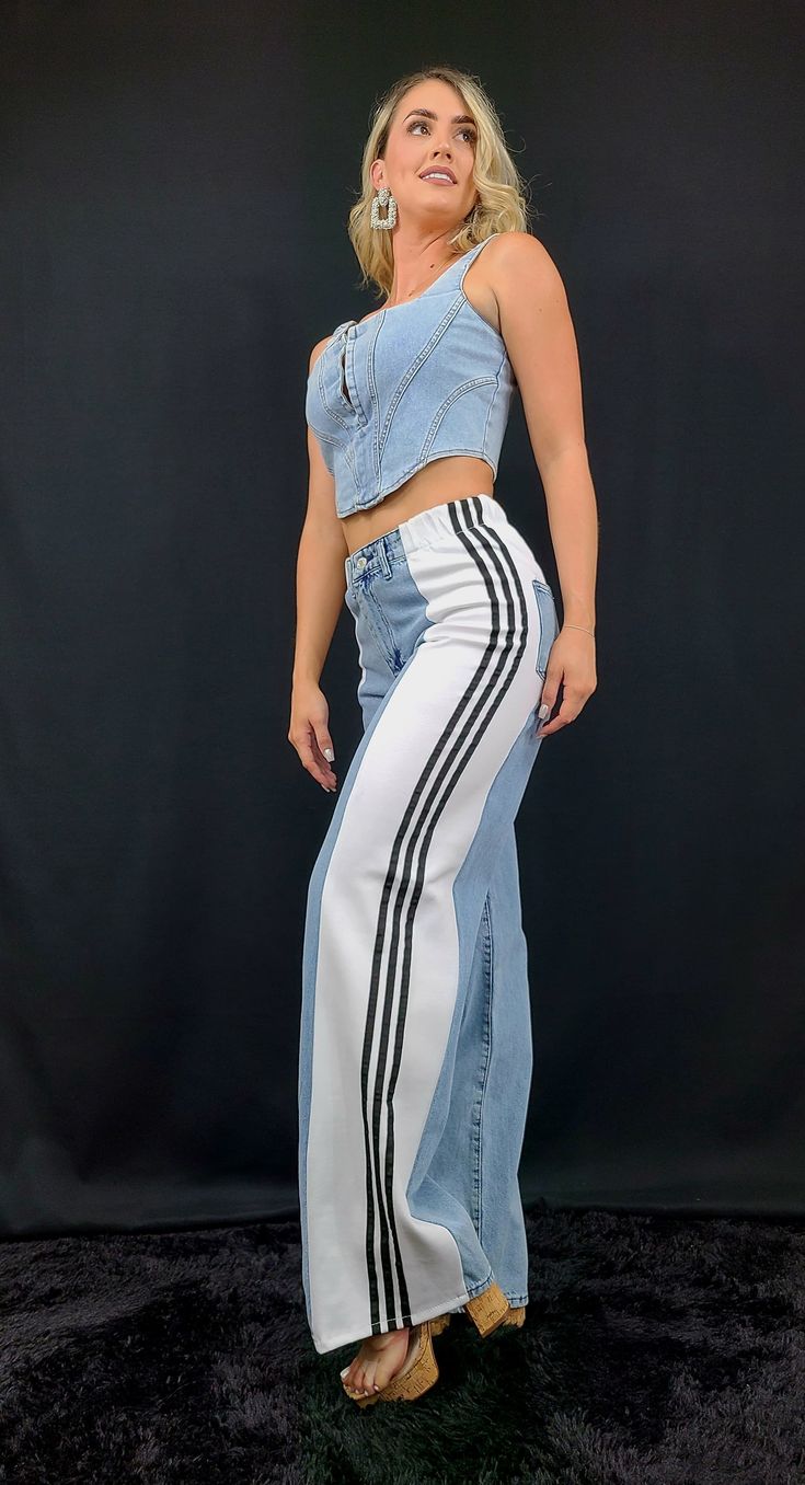 DETAILS: Have a bold twist with our classic denim jean with its eye-catching side stripe detail. The contrast of the deep white stripe with the traditional blue denim creates a striking look that combines athletic vibes with urban chic style. With a comfortable mid-rise cut and tapered leg, these jeans are designed to flatter and elongate the silhouette. The combination of casual denim and sporty stripes makes them versatile for a variety of looks, from a relaxed daytime outfit with sneakers to Urban Chic Style, Outfit With Sneakers, Casual Beach Wear, Casual Glam, Urban Chic Fashion, Fashion Design Patterns, Jeans White, Urban Chic, Fall Fashion Outfits