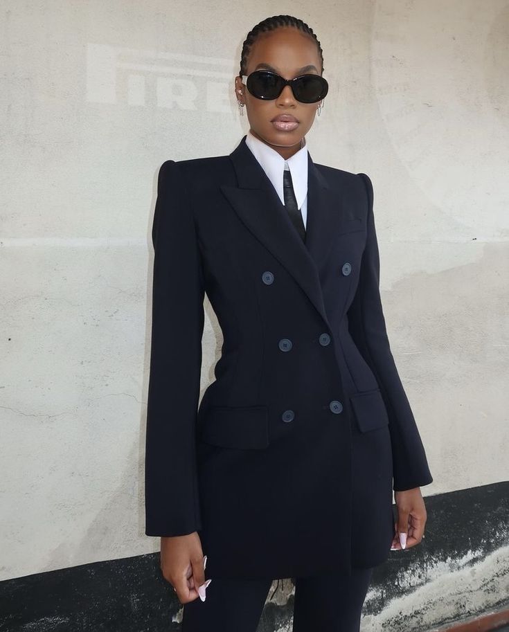 Didi Stone, Black Skirt Suit, Woman In Suit, Gala Outfit, Chique Outfits, Business Outfits Women, Effortlessly Chic Outfits, Woman Suit Fashion, Classy Dress Outfits