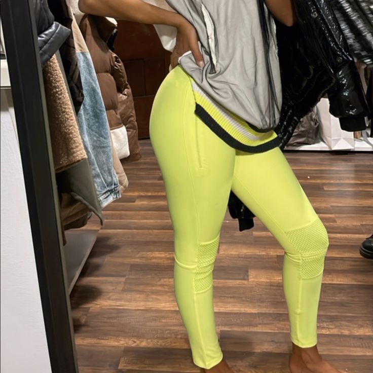 Fashionable Gym Leggings Stretch Athleisure Activewear For Day Out, Fitted Athleisure Bottoms For Day Out, Casual Tight Workout Bottoms, Tight Casual Workout Bottoms, Trendy Spring Workout Sweatpants, Casual Tight Bottoms For Workout, Casual Form-fitting Bottoms For Workout, Stretch Athleisure Bottoms For Day Out, High Stretch Mid-rise Leggings For Spring