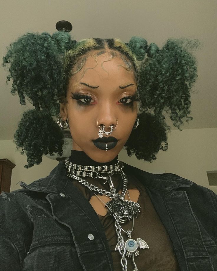 Dre🦇 on Twitter: "aries https://t.co/55y84fxEsi… " Afro Goth, Afro Punk Fashion, Mode Punk, Goth Hair, Alternative Makeup, Smink Inspiration, Afro Punk, Estilo Punk, Stil Inspiration