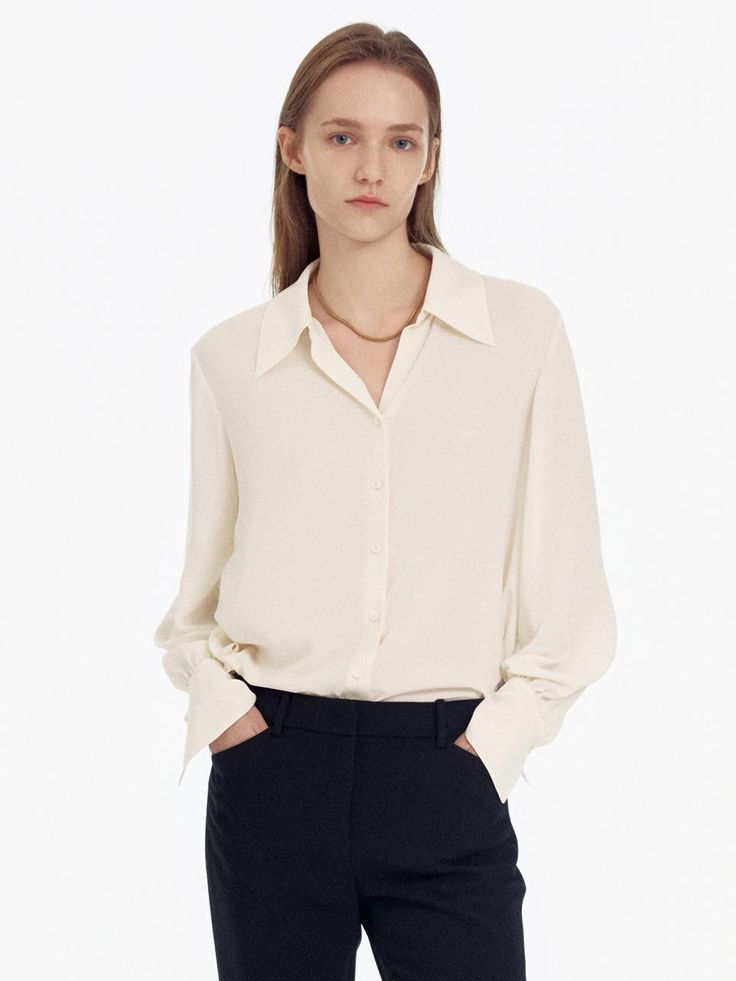 This is a blouse with a wide collar. The use of fabric with a silk-like texture adds a luxurious and feminine mood. - York cutout and matching pleats on the back- Slit details on the sideline- Shirring details on the sleeves to give volume Silky Blouse, Drama, Silk, Texture, Collar, Fabric