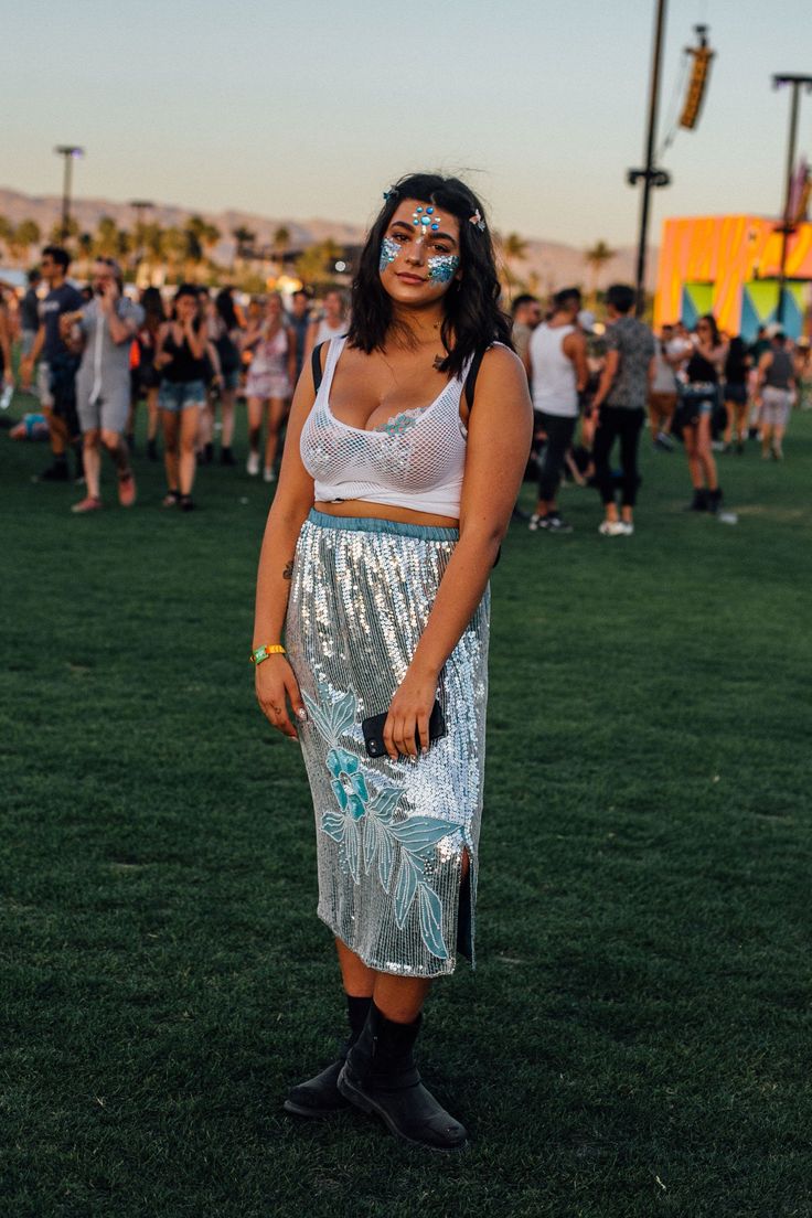 Proof You Don't Need A Flower Crown To Do Festival Fashion #refinery29 http://www.refinery29.com/2017/04/150281/coachella-street-style-2017#slide-13 Electro Festival Outfit, Plus Size Festival Outfit, Edm Outfit, Coachella 2017, Festival Mode, Fall Fashion Skirts, Festival Outfits Women, Festival Attire, Festival Outfits Rave