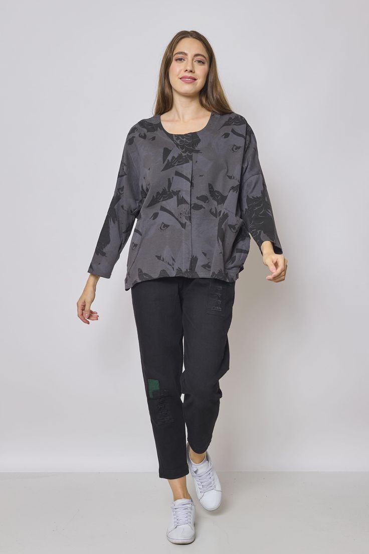 Description


Express your unique style with our eagle patterned cotton blouse. Bold eagle designs bring a touch of character to your outfit. Whether it's a night out with friends or a day at work, this versatile blouse is perfect for any occasion. Pair it with black pants and boots for an elegant and chic look. Let yourself be carried away by the majestic power of the eagle and assert your style with this eagle-patterned cotton blouse this fall-winter!
Composition & Care
100% cotton
Machine was Bold Eagle, Elegante Y Chic, Eagle Design, The Eagle, Cotton Blouse, Cotton Blouses, Exquisite Design, Fantasia, Black Pants