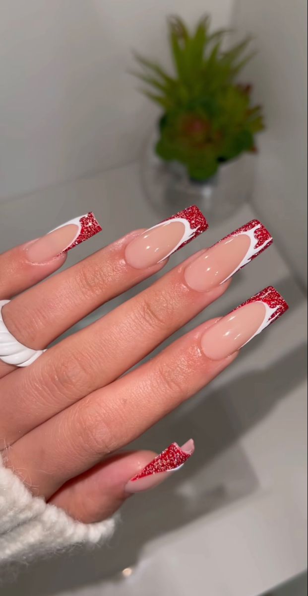 Graduation Nails Acrylic Red And White, Christmas Nail Red And White, Cute Christmas Themed Nails, Red And White Xmas Nails, White N Red Nails, Red Winter Acrylic Nails, Red White Nails Acrylic, Christmas Themed Acrylic Nails, Graduation Nails Red And White