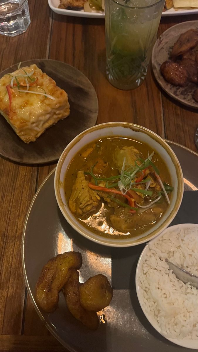 jamaican food on a table in a restaurant Jamaican Aesthetic, Jamaica Party, Jamaican Breakfast, Food Esthetics, Jamaica Culture, Black Diaspora, Jamaica Food, Cultural Food, Carribean Food