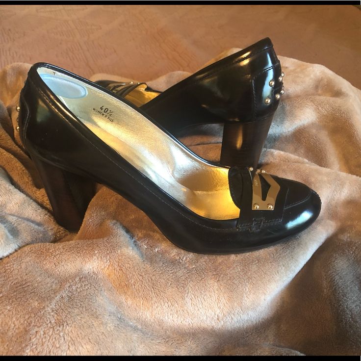 Tods, Made In Italy. Absolutely Gorgeous Leather Pumps With Gold Accents And Gold Tods Top Plate. Size Labeled As 40-1/2 But About An 8-1/2. Perfect For Business Or Pleasure! Fair Offers Considered. Thx!!! Tods Shoes, Black Leather Pumps, Gorgeous Leather, Plate Size, Leather Pumps, Shoes Black, Gold Accents, Shoes Women Heels, Shoes Heels