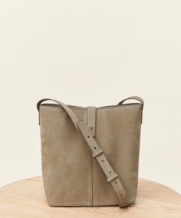 Jenni Kayne Mini Oiled Leather Bucket Bag Laurel Matching Sweat Set, Cute Sweatpants Outfit, Wristlet Pouch, It Bag, Cocoon Cardigan, Basic Sweatshirt, Jenni Kayne, Leather Bucket Bag, Leather Bucket