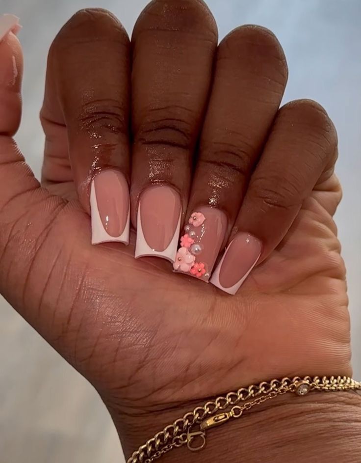 Gel Polish Nail Designs Pink, Short Sets Nails, Short Set Nails, Square French Tip Nails With Design, Short French Tip Nails With Design, Pink French Tip Acrylic Nails, French Tip Color, Acrylic Toe Nails, Hard Nails