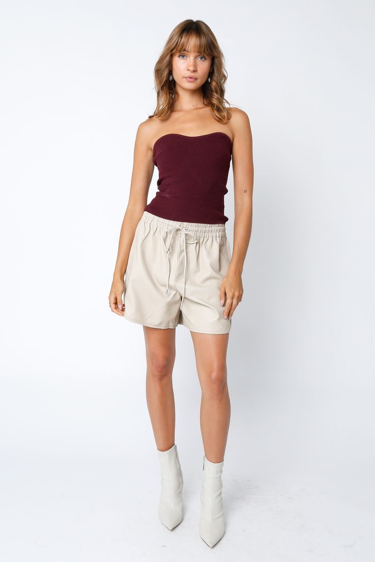 The Leah Wine Ribbed Tube Top is the new layering piece you need to transition from summer to fall! Wine ribbed knit shapes this tube top with a sweetheart neckline and a fitted bodice—style with jeans and a white button-up for a casual, daytime look. DETAILS & FIT Fit Fit Type: Regular Length: Crop Neckline: Strapless Fabric Composition: 90% cotton, 10% spandex Stretch: Stretchy Knit Fabric Material: Ribbed Knit Fabric Design Occasion: College Outfits/ Music Festival/Date Night/Brunch/Vacation/ Chic Seamless Spring Bottoms, Versatile Bandeau Bottoms For Spring, Chic Spring Tube Top, Chic Seamless Tube Top For Spring, Spring High Waist Stretch Tube Top, Chic Strapless Tube Top For Fall, High Waist Stretch Tube Top For Spring, Chic Short Length Tube Top For Spring, High Waist Tube Top For Spring Day Out