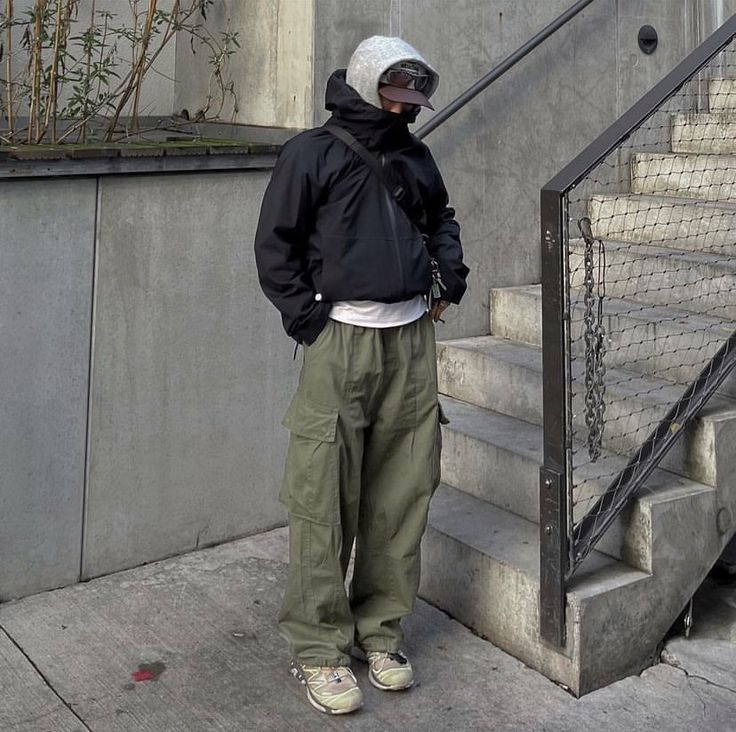 Green Carpenter Pants Outfit, Bf Outfits, Summer Streetwear Men, Gorpcore Fashion, Isaiah Washington, Parachute Pants Outfit, Hiking Fits, Streetwear Winter, Pants Outfit Men