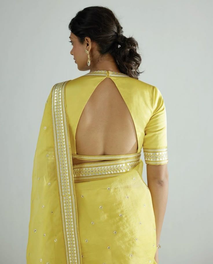 Golden Blouse Designs, Sleeveless Blouse Designs, Blouse Designs Catalogue, Backless Blouse Designs, Saree Blouse Neck Designs, New Saree Blouse Designs, Latest Model Blouse Designs, Fashionable Saree Blouse Designs, Blouse Back Neck Designs