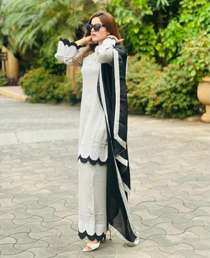 Simple Dresses Indian, Pakistani Suit Pattern, Suits For Women Pakistani, Pakistani Pattern, Dresses For Eid, Designer Suits For Women, Simple Dress Casual, Womens Trendy Dresses, Stylish Short Dresses