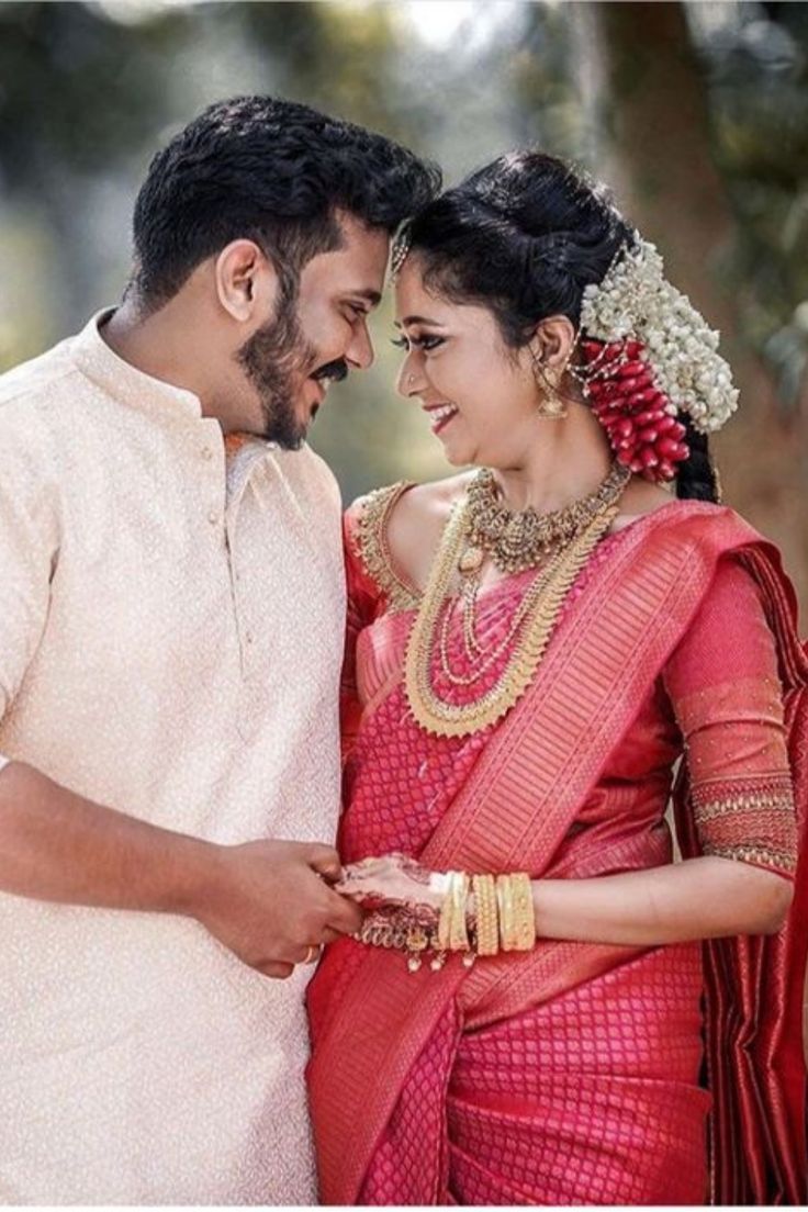 Tamil Wedding Photoshoot, Tamil Wedding Photography Couples, Engagement Copal Photo, South Indian Wedding Poses Couple Photos, Wedding Possess Tamil, Temple Poses For Couple, South Indian Wedding Couple Poses, Tamil Wedding Poses, Temple Couple Poses