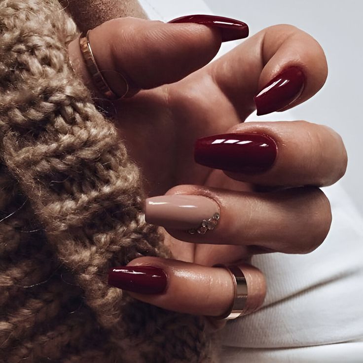 30 Breathtakingly Chic Burgundy Nails Perfect For Slaying Fall - Woman & Lifestyle Burgundy Matte Nails, Burgundy Nail Designs, Deep Red Nails, Uñas Ideas, Girls Nail Designs, Wine Nails, Glitter Accent Nails, Christmas Gel, Christmas Gel Nails