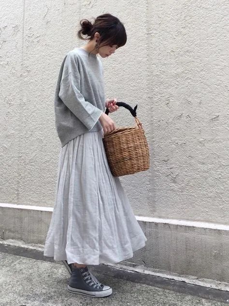 How To Style Baggy Linen Pants, Japan Street Fashion, Japanese Minimalist Fashion, Japanese Fashion Women, Minimalist Moda, Japanese Minimalist, Japan Fashion Street, Minimalist Fashion Women, Stil Boho