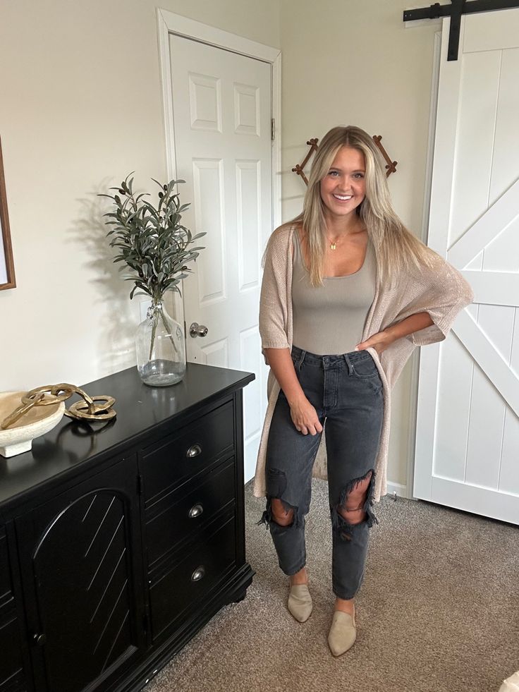 Summer Time Work Outfits, Thick Thigh Work Outfits, Casual Admin Outfits, Outdoor Comedy Show Outfit, Cute Simple Mom Outfits, Casual Work Outfits Midsize Women, Midsize Style Casual, Banquet Outfit Ideas Casual, Cute Casual Work Outfits Spring