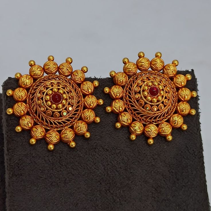 Women Gold Earrings Design, Gold Tops Earrings Indian For Women, Antique Studs Gold, Stud Gold Earrings For Women, Gold Studs Earrings Indian Antiques, Jumka Design Gold, Gold Tops Earrings Indian, Earings Design Modern, Earrings Gold Indian