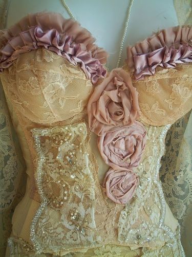 feminine corsets Vintage Opulence, Vintage Bustier, Lingerie Vintage, Dress Forms, Corsets And Bustiers, Corset Lingerie, Vintage Lingerie, Marie Antoinette, Mode Vintage