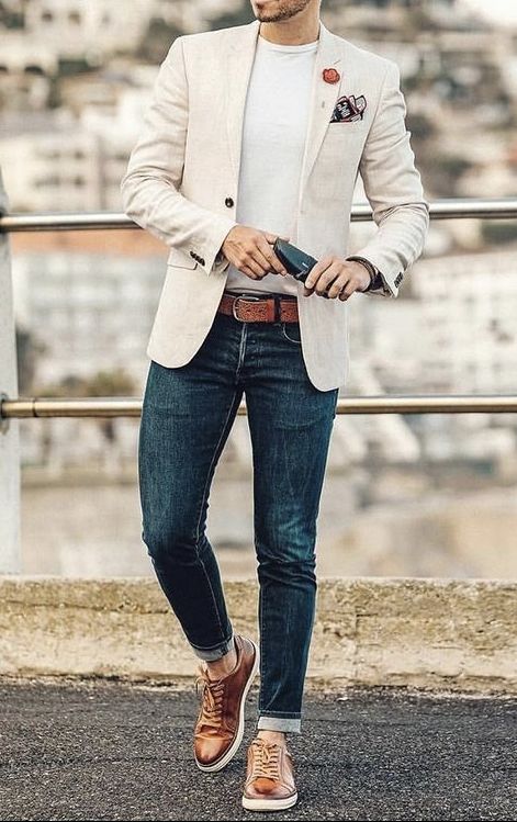 With white t-shirt, blue jeans, brown boots and belt | #mensclothing #blazer #blazerstyle #mensblazer #casualstyle Office Old Money, Mens Business Casual, Old Money Fashion, Stil Masculin, Fall Business, Mens Smart Casual Outfits, Blazer Outfits Men, Mens Business Casual Outfits, Old Money Outfits