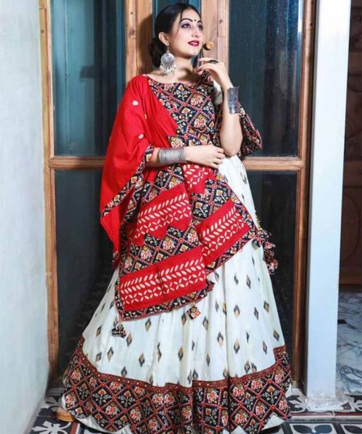 Navratri Outfit Ideas Chaniya Choli Poses, Choli Pose, Navratri Photoshoot, Garba Poses, Navratri Poses, Garba Dresses, Navratri Look, Garba Chaniya Choli, Garba Navratri