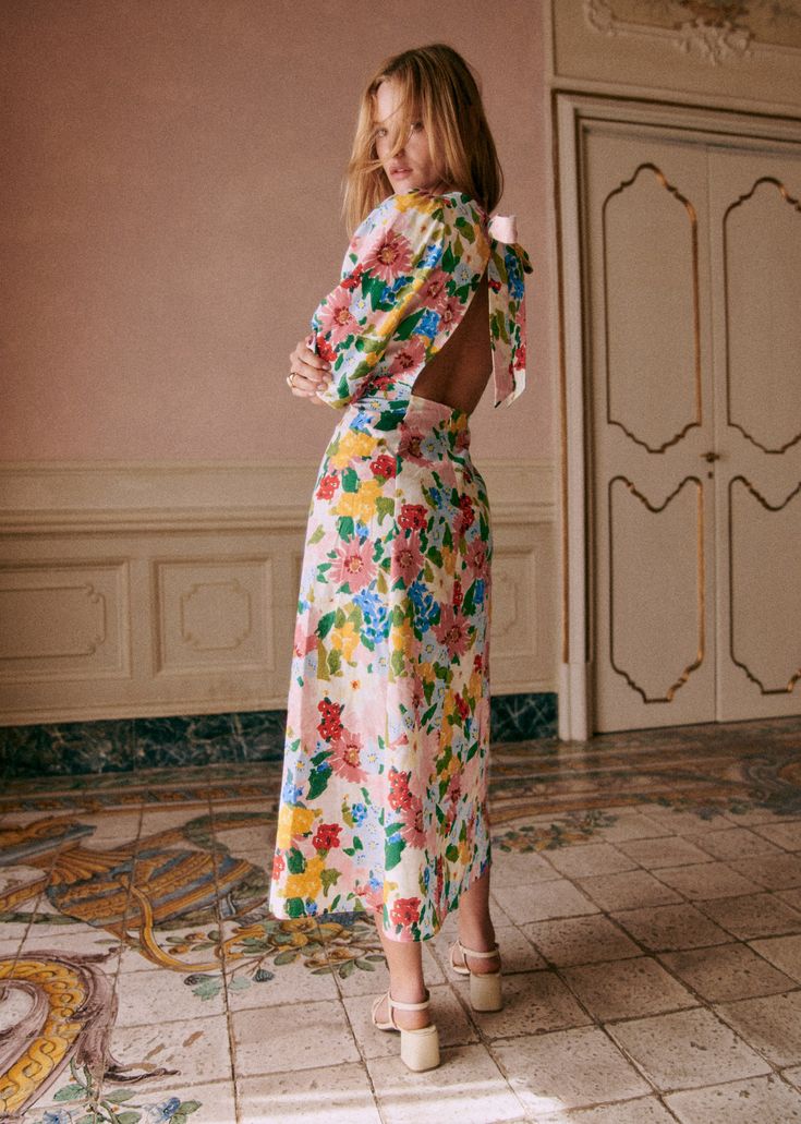 Long printed dress with 3/4-length sleeves;Open back with ties at top;Gathers at top of sleeve and elasticated hem;Cut-out detail on the waist;Length from the shoulder: 127 cm /50 in (on a size EU36/UK8) Linen Flower Dress, Dress Pastel, Parisian Chic Style, Spring Dresses Casual, Italy Outfits, Shower Dresses, Printed Long Dresses, Victoria Dress, Pastel Flowers