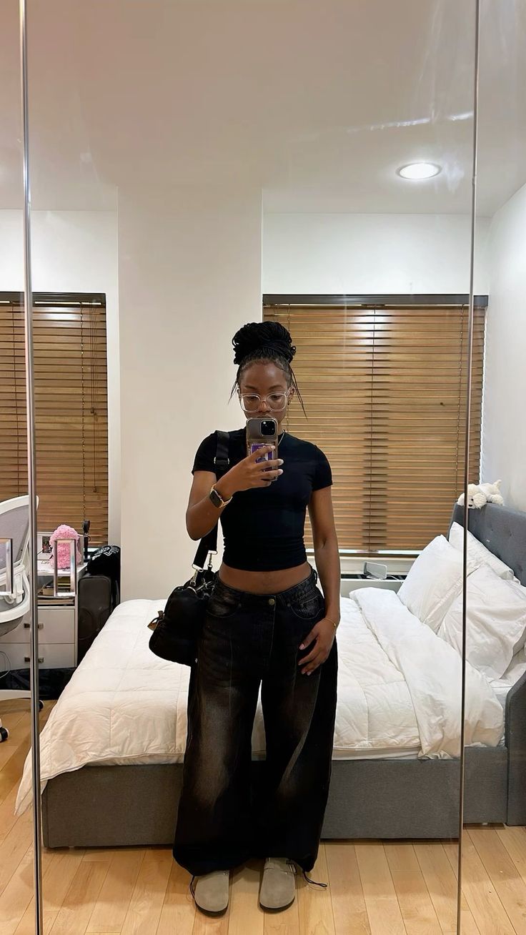 Black Pants Streetwear Outfit, Streetwear Fashion Women Aesthetic, Summer Outfits With Black Jeans, Comfy Fall Outfits Black Women, Calm Fits Black Woman, Black Outfit For School, All Black Outfits For Women Casual, Fits With Black Jeans, Black Woman Streetwear