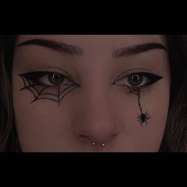 Spider Inspo Makeup, Spooky Face Paint Easy, Halloween Makeup Cobweb, October Makeup Looks Simple, Spiderwebs Eyeliner, Very Simple Halloween Makeup, Easy Halloween Eyeliner Ideas, Web Eyeliner Spider, Spooky Makeup Easy