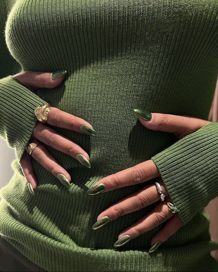 Chrome Nails Christmas, Green Nails Chrome, Nails Inspo 2023, Nails December, Casual Outfit Fall, Nails Thanksgiving, Cool Nails, Nails Chrome, December Nails