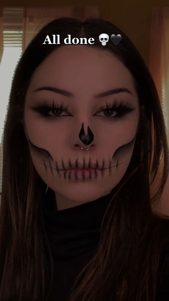 Halloween Skeleton Makeup, Girl Halloween Makeup, Maquillage Halloween Simple, Skull Makeup Tutorial, Beautiful Halloween Makeup, Halloweenský Makeup, Easy Halloween Makeup, Holloween Makeup, Cute Halloween Makeup