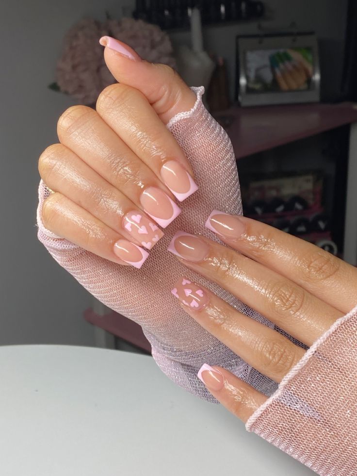 Summer Acrylic Short Nails, Spring Simple Nails Acrylic, Nail Ideas For Short Square Nails, French Tip Nail Designs 2023, Square Short Acrylics, Arcrliyic Nails Short, Shorts Acrylic Nails Square, French Tip Gel Nails Short Square, Pick French Tip Nails