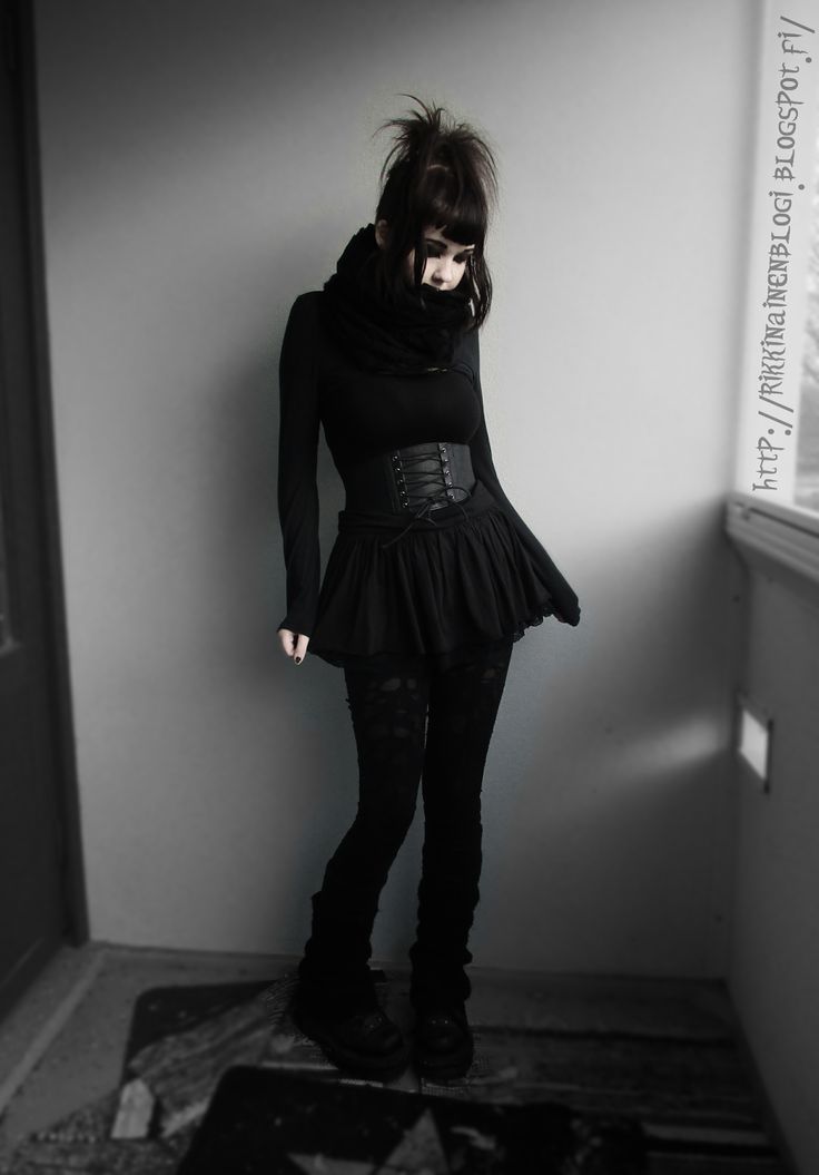 Darkly Inclined, Dark Beauty Fashion, Goth Outfit Ideas, Pixie Skirt, Casual Goth, Dark Mori, Tokyo Street Fashion, Hipster Grunge, Goth Look