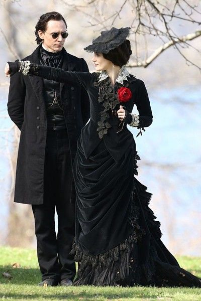 Crimson Peak (2015) Gothic Charm School, Haunted Wedding, Steampunk Mode, Gothic Fashion Victorian, Moda Steampunk, Pirate Style, Film Costumes, Mode Steampunk, Crimson Peak