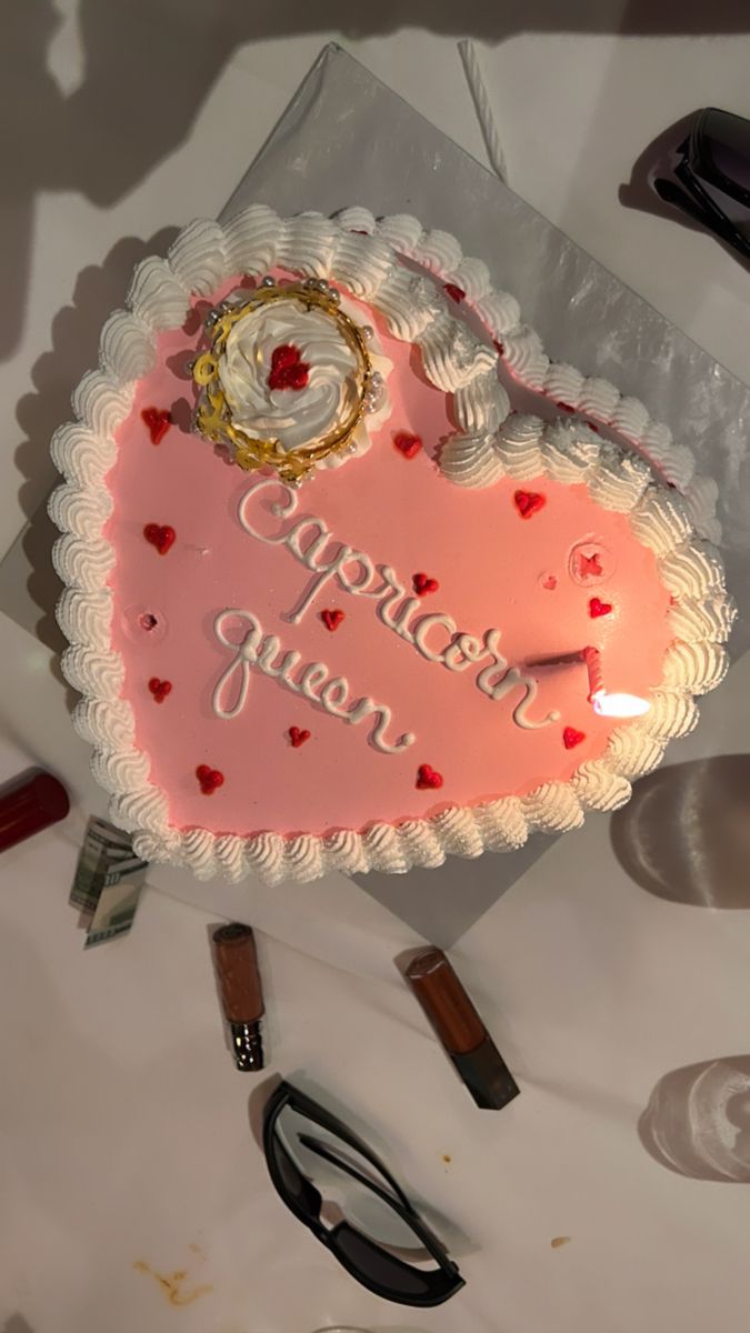 Pink cake that says Capricorn queen Capricorn Cakes Ideas, 18th Birthday Cake Capricorn, Heart Capricorn Cake, Capricorn Themed Birthday Party, Capricorn Cake Design, Pink Capricorn Cake, Capricorn Bday Cake, Capricorn Season Cake, Capricorn Heart Cake