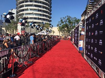 the red carpet is lined up with people on it and in front of a tall building