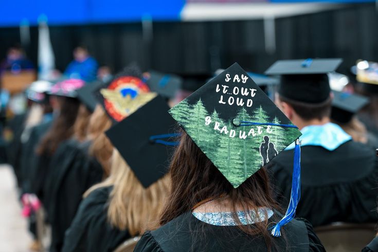 Twilight Edward and Bella ‘’siolg’ Twilight Graduation Cap Ideas, Twilight Grad Cap, Graduation Cap Designs Twilight, Twilight Graduation Cap, Twilight Graduation, Graduation Board, Graduation Boards, Graduation Cap Ideas, Twilight Vibes