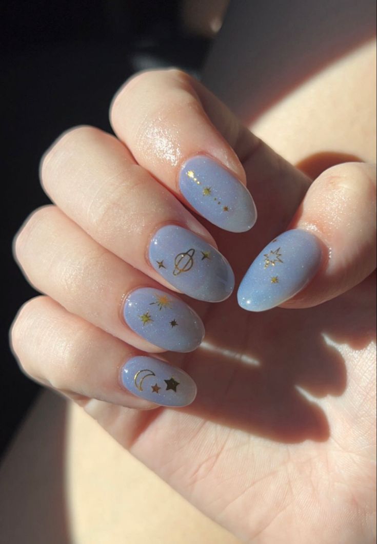 Saturno Inspired Nails, Nail Art Celestial, Nail Moon Designs, Simple Celestial Nails, Nail Saturn, Simple Space Nails, Moon And Stars Nail Art Simple, Saturn Nail Art, Space Aesthetic Nails