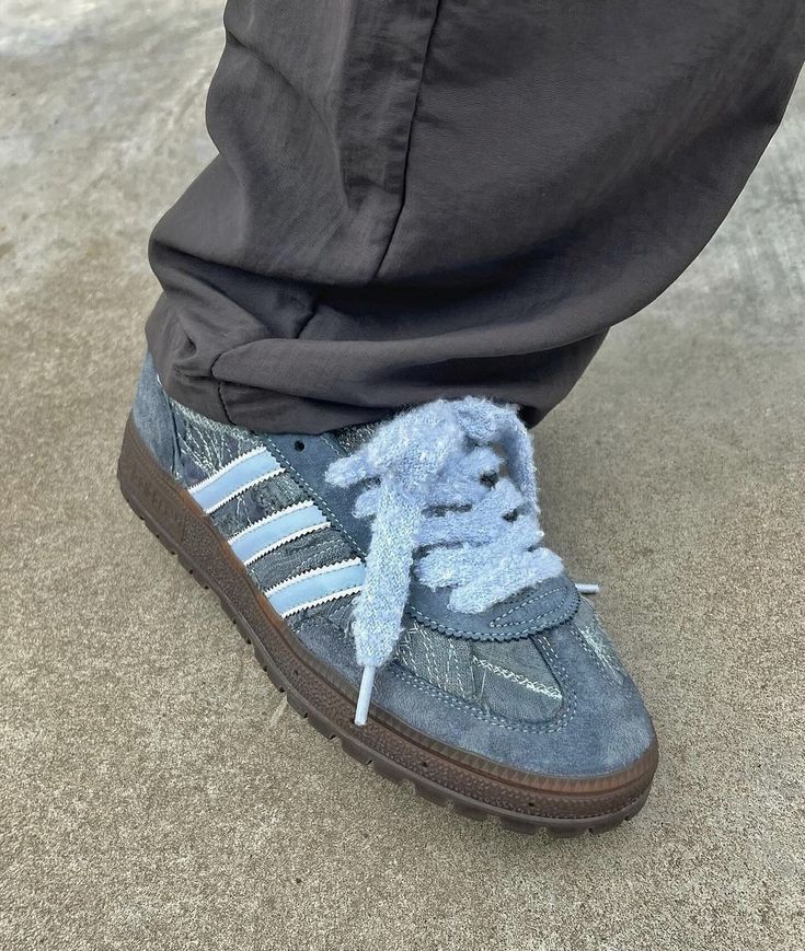 Adidas Handball Spezial, Adidas Handball, Funky Shoes, Adidas Spezial, Hype Shoes, Shoe Inspo, Aesthetic Shoes, Mini Short, Swag Shoes