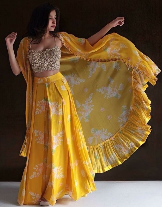 डिजाइनर कपड़े, Haldi Dress, Lehenga Choli Designs, Haldi Outfits, Function Dresses, Trendy Outfits Indian, Indian Dresses Traditional, Kurti Design, Indian Gowns Dresses