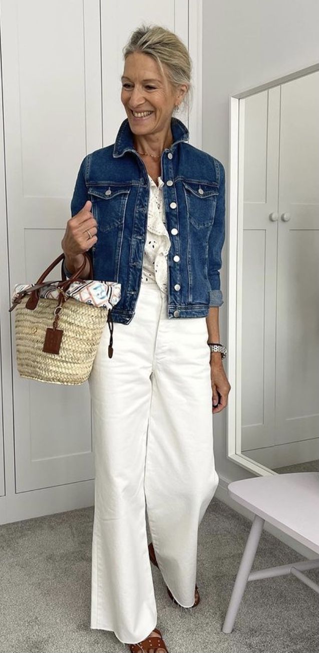 Crop Pants Outfit Summer, Coastal Chic Outfit, Women Over 50 Fashion, Stylish Outfits For Women Over 50, Over 60 Fashion, Coastal Grandmother, Mode Jeans, Fashion For Women Over 40, 60 Fashion