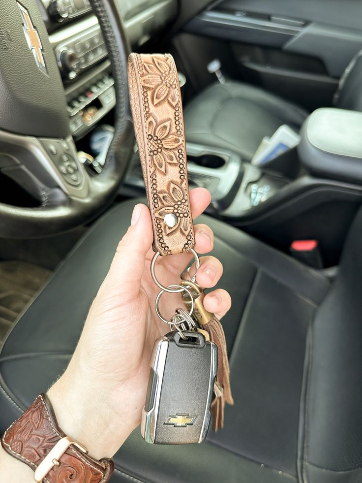 This tooled leather keychain is the perfect western accessory to keep track of your keys & make a statement, all at the same time. This keychain is handcrafted from scratch & tooled with care. It is finished with a silver rivet & stainless steel keyring. Due to the handmade nature of this item, the actual product may vary from the photo. All keychains are made to order, so they will be unique. Western Key Chain, Christmas List Western, Cute Western Car Accessories, Western Christmas Gifts, Car Keychain Aesthetic, Cute Keychains For Car Keys, Western Gift Ideas, Diy Keychain Ideas, Tooled Leather Keychain