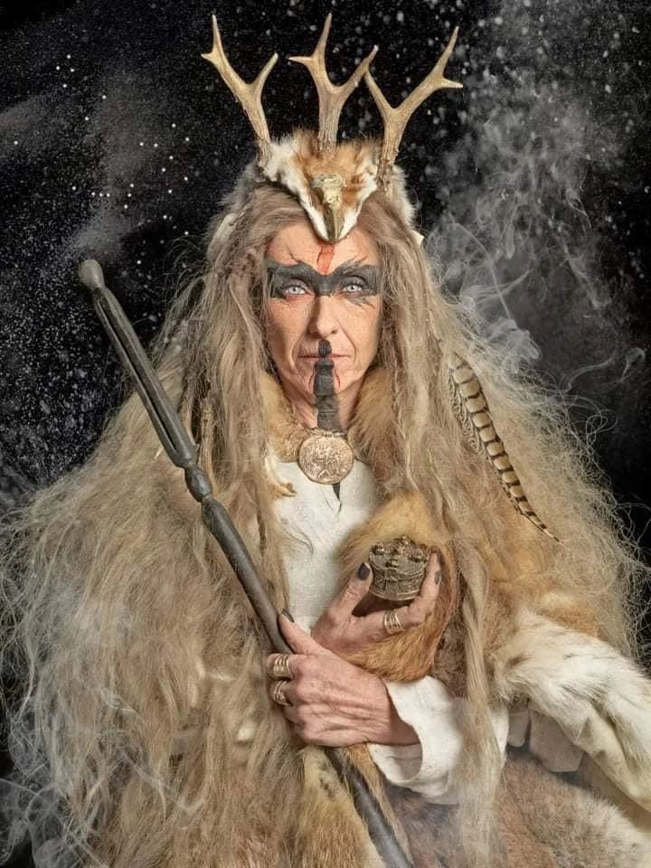 Völva, based on Viking Age archeological findings and sagas - vikings post - Imgur Nordic Shaman Woman, Viking Shaman Woman, Nordic Shaman, Viking Shaman, Witches Aesthetic, History Dress, January Mood, Shaman Woman, Jim Martin