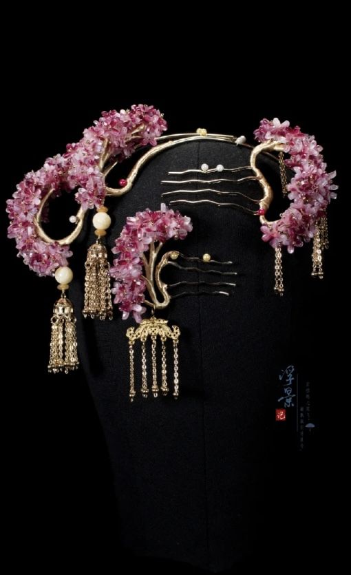 Chinese vintage hair accessories Asian Hair Accessories, Goddess Fashion, Aesthetic Objects, Chinese Hair Accessories, Chinese Vintage, Hair Jewels, Chinese Jewelry, Vintage Hair Accessories, Chinese Ancient